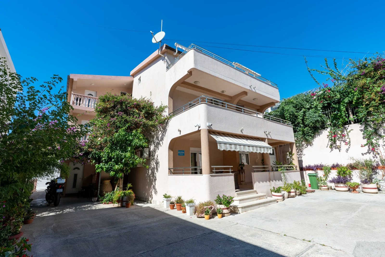Villa and parking — Villa Glavanović