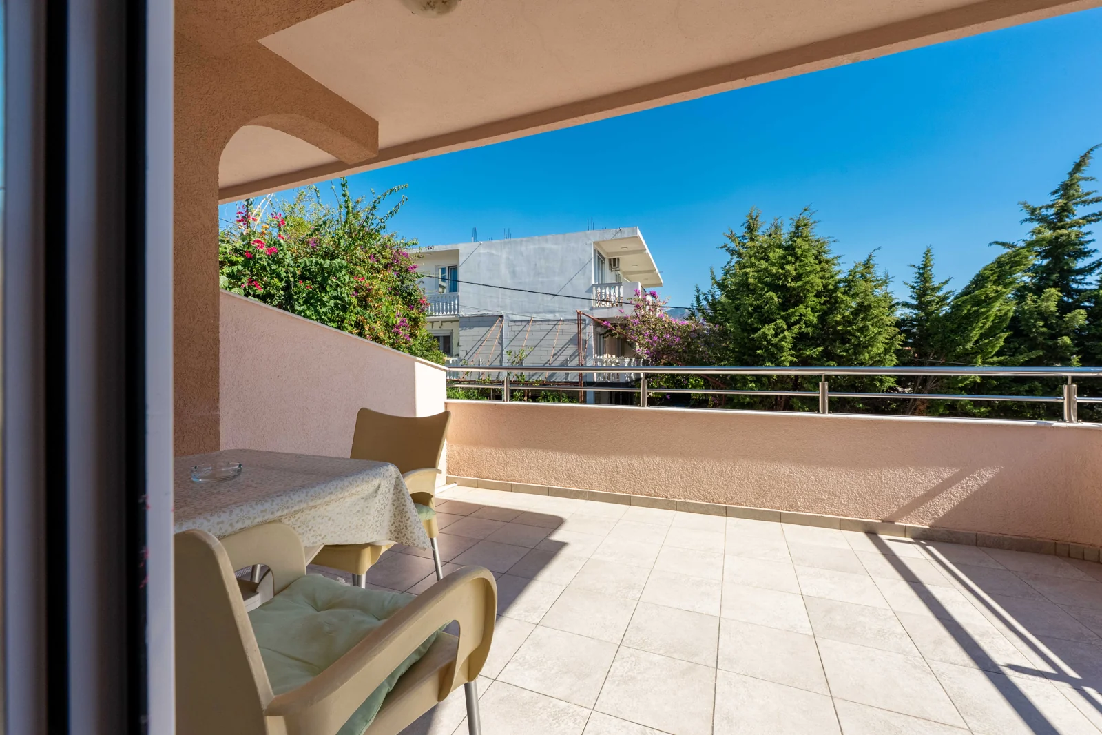 Prostrana terasa vile / Spacious villa terrace
